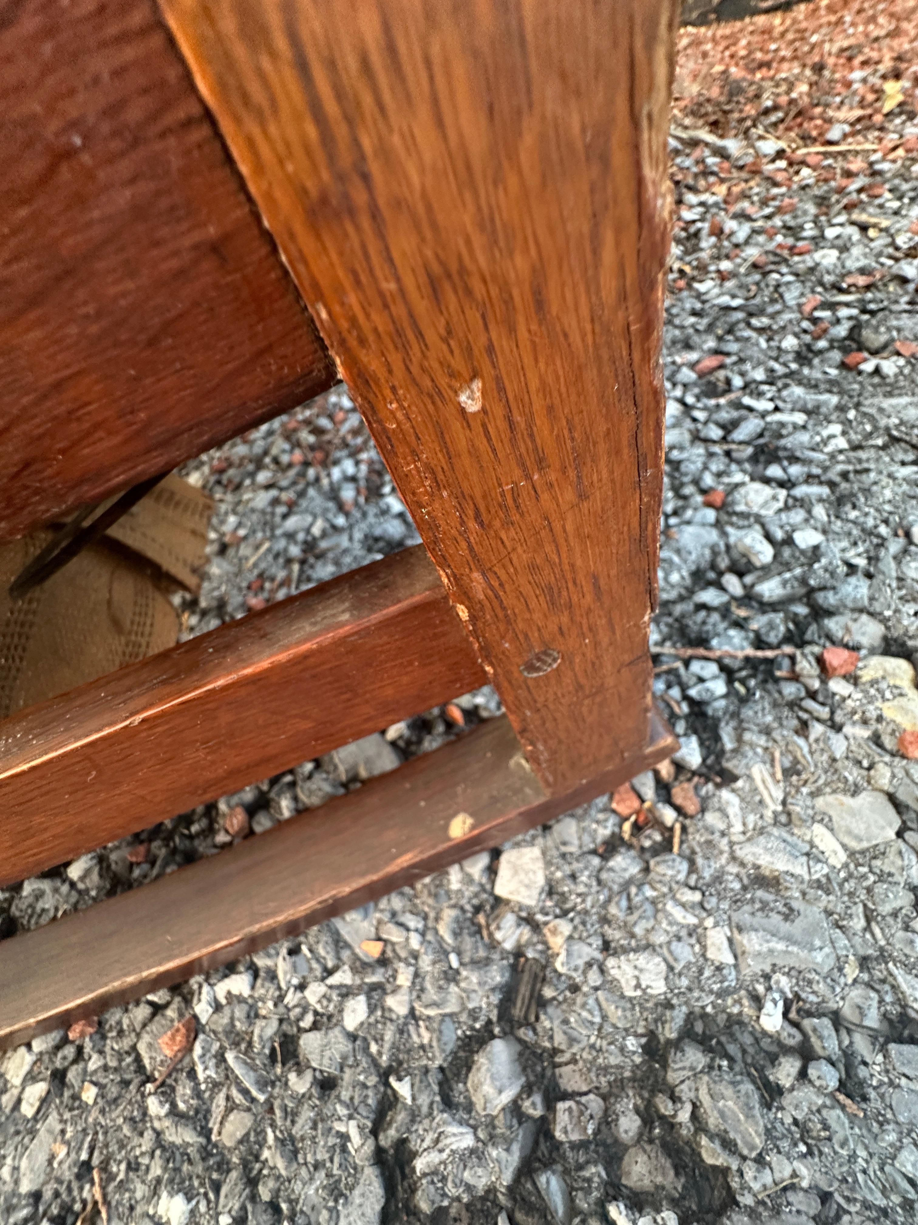 Antike frühe Gustav Stickley Schaukelstuhl (mit Aufkleber markiert) mit Original-Leder

Dies ist ein großartiges Aussehen Gustav Stickley frühen Schaukelstuhl mit großen Original-Finish und Original-Ledersitz in gebrauchsfähigen Zustand. Mit rotem