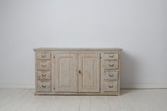 Antike frühe niedrige und breite schwedische Landanrichte mit Schubladen und Türen