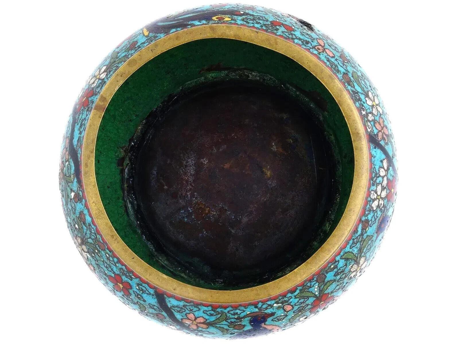 Antike frühe japanische Meiji-Emaille-Schale mit Cloisonné-Vogeln im Blumenmuster aus der Meiji-Zeit (19. Jahrhundert) im Angebot