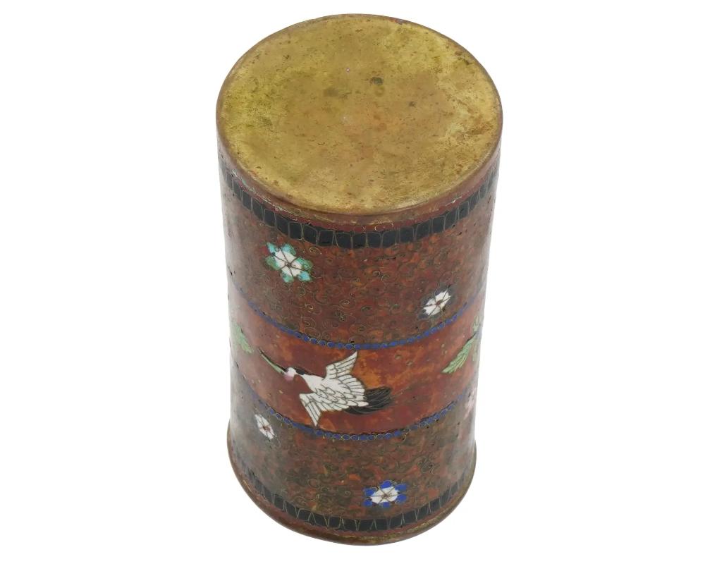 Émail The Antiquity Early Meiji Japanese Cloisonne Brush Pot with Crane in the Style of Nami (Pot à pinceau cloisonné japonais du début de l'ère Meiji avec une grue dans le style de Nami) en vente