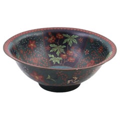 Antike japanische Cloisonné-Emaille-Schale aus der frühen Meiji-Zeit mit Kaninchen in Wellenform