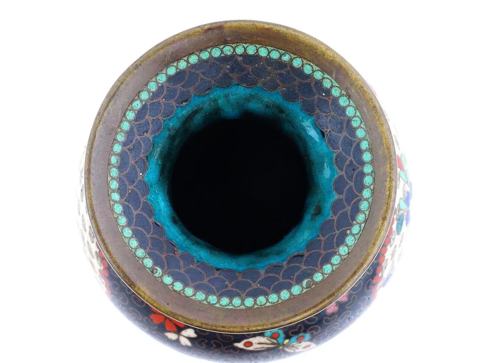 Antike frühe japanische Cloisonné-Emaille-Wolkenvase mit Blumenmuster aus der Meiji-Zeit im Zustand „Gut“ im Angebot in New York, NY