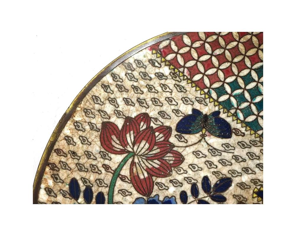 Giapponese Antico piatto in smalto cloisonne giapponese dei primi anni Meiji con motivi geometrici in vendita