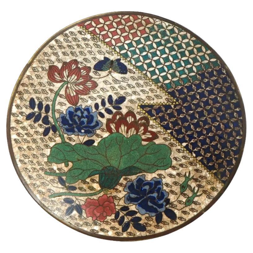 Ancienne assiette japonaise en émail cloisonné du début de l'ère Meiji avec motifs géométriques