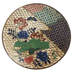 Antiker japanischer Cloisonné-Emaille-Teller aus der frühen Meiji-Periode mit geometrischen Mustern