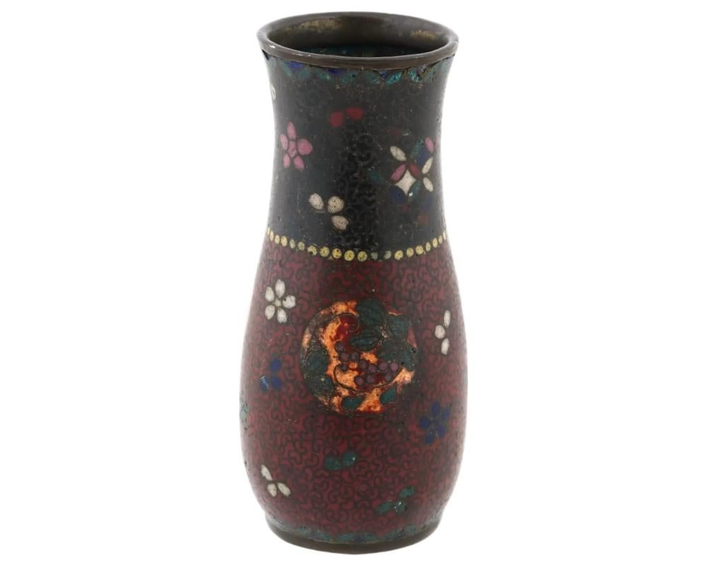 Giapponese Antico vaso nero floreale traslucido in smalto cloisonne giapponese dei primi anni Meiji in vendita