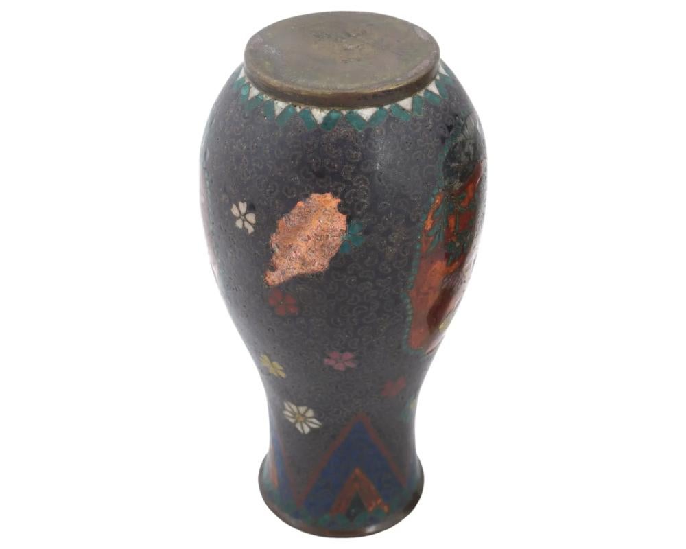 Cloisonné Antico vaso nero floreale traslucido in smalto cloisonne giapponese dei primi anni Meiji in vendita