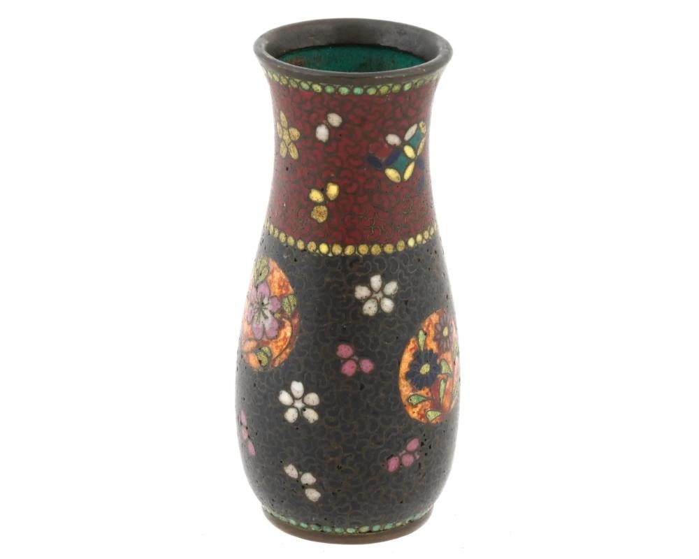 Giapponese Antico vaso rosso floreale traslucido in smalto cloisonne giapponese dei primi anni Meiji in vendita