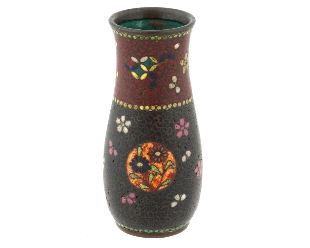 Cloisonné Antico vaso rosso floreale traslucido in smalto cloisonne giapponese dei primi anni Meiji in vendita