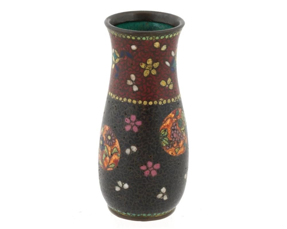 Antico vaso rosso floreale traslucido in smalto cloisonne giapponese dei primi anni Meiji In condizioni buone in vendita a New York, NY