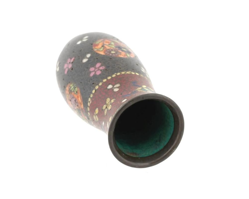XIX secolo Antico vaso rosso floreale traslucido in smalto cloisonne giapponese dei primi anni Meiji in vendita