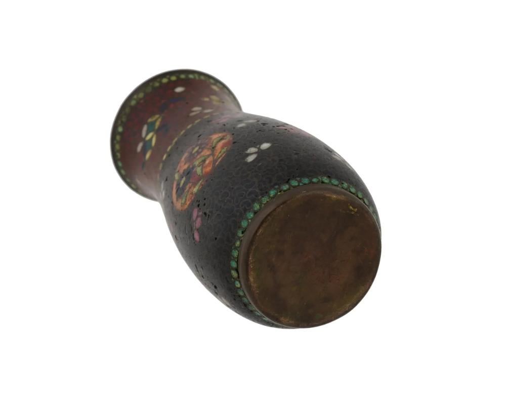 Rame Antico vaso rosso floreale traslucido in smalto cloisonne giapponese dei primi anni Meiji in vendita