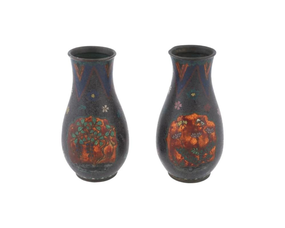 Ein Paar antiker japanischer Vasen aus der frühen Meiji-Ära, mit Emaille über vergoldetem Kupfer. Die Außenseiten der Waren sind mit polychromen Emailmedaillons verziert, die Schmetterlinge in blühenden Blumen darstellen, umgeben von floralen und