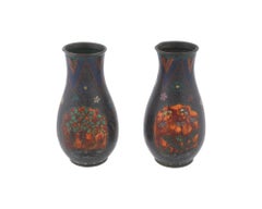 Antichi vasi floreali traslucidi in smalto cloisonne giapponese dei primi anni Meiji