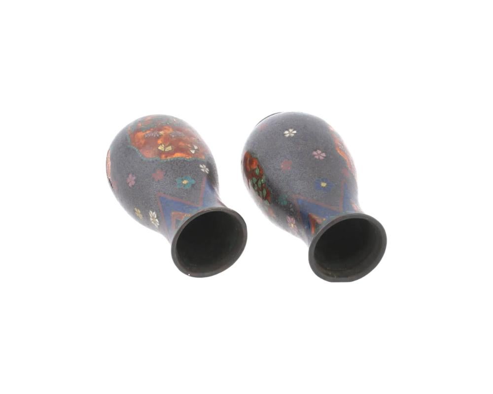 Antike japanische durchscheinende Blumenvasen aus Cloisonné-Emaille aus der frühen Meiji-Zeit (19. Jahrhundert) im Angebot