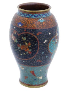 Antico vaso giapponese Cloisonne smaltato traslucido dei primi anni Meiji con nuvole floreali
