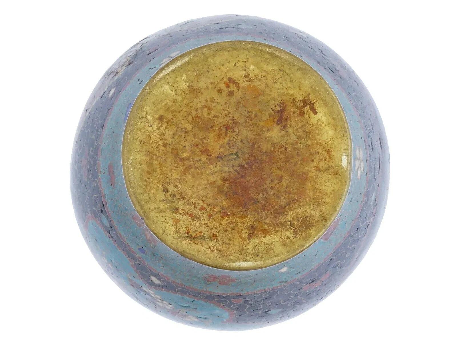 XIX secolo Antico vaso giapponese Cloisonne smaltato traslucido dei primi anni Meiji con nuvole floreali in vendita