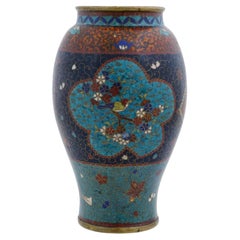 Antike frühe japanische Cloisonné-Emaille-Vase mit durchscheinenden Blumenwolken aus der Meiji-Zeit