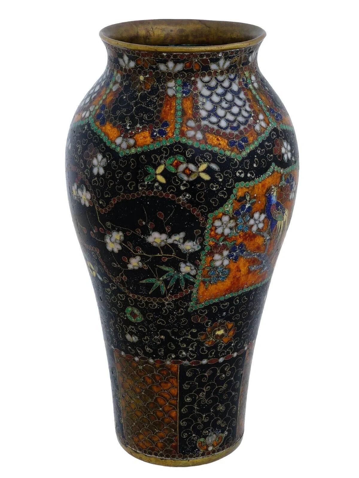 Antiguo jarrón japonés de esmalte cloisonné del periodo Meiji. Jarrón en forma de balaustre ricamente adornado con motivos florales multicolores dentro de remolinos y escamas. Decorado con unos medallones alrededor de la parte central que