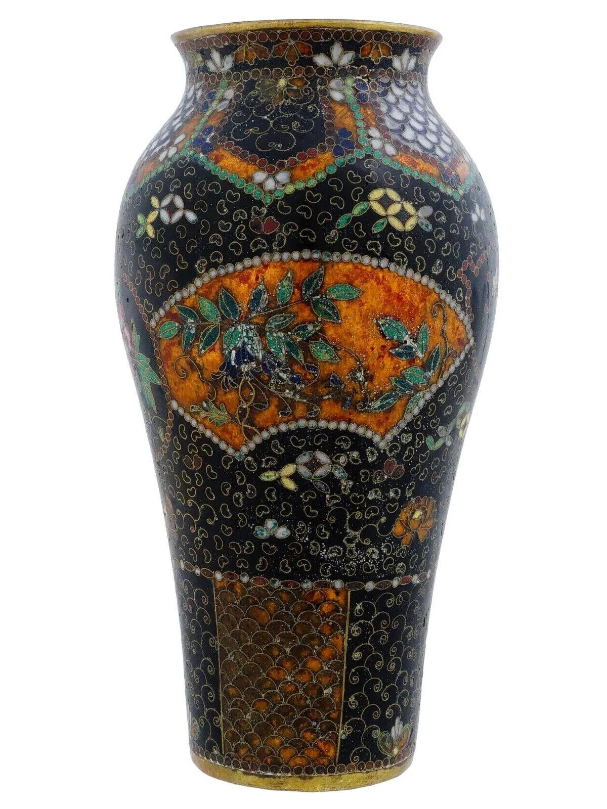 Antiguo Jarrón Japonés de Cloisonné Translúcido de principios de Meiji en Bueno estado para la venta en New York, NY