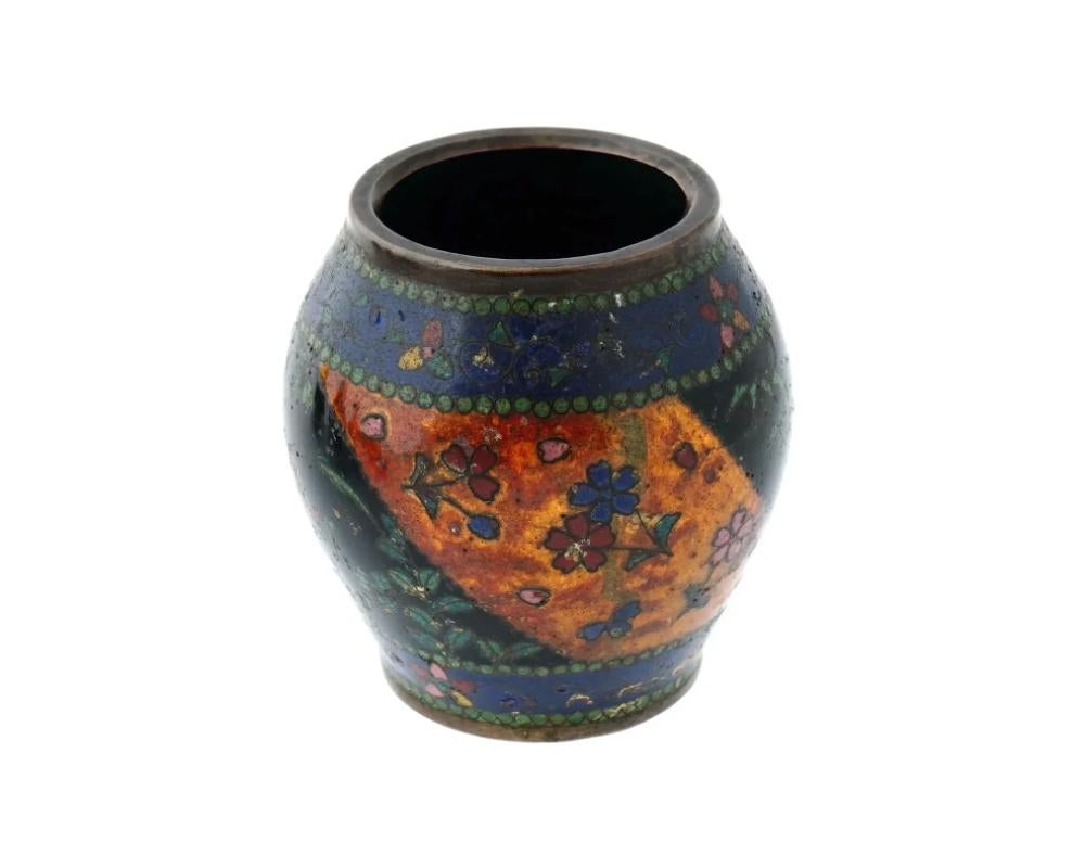 Un antico vaso giapponese, della prima epoca Meiji, in rame smaltato e dorato. L'esterno dell'oggetto è ornato da pannelli di smalto policromo che rappresentano fiori, piante e farfalle in fiore, realizzati con la tecnica Cloisonne. Il collo e la