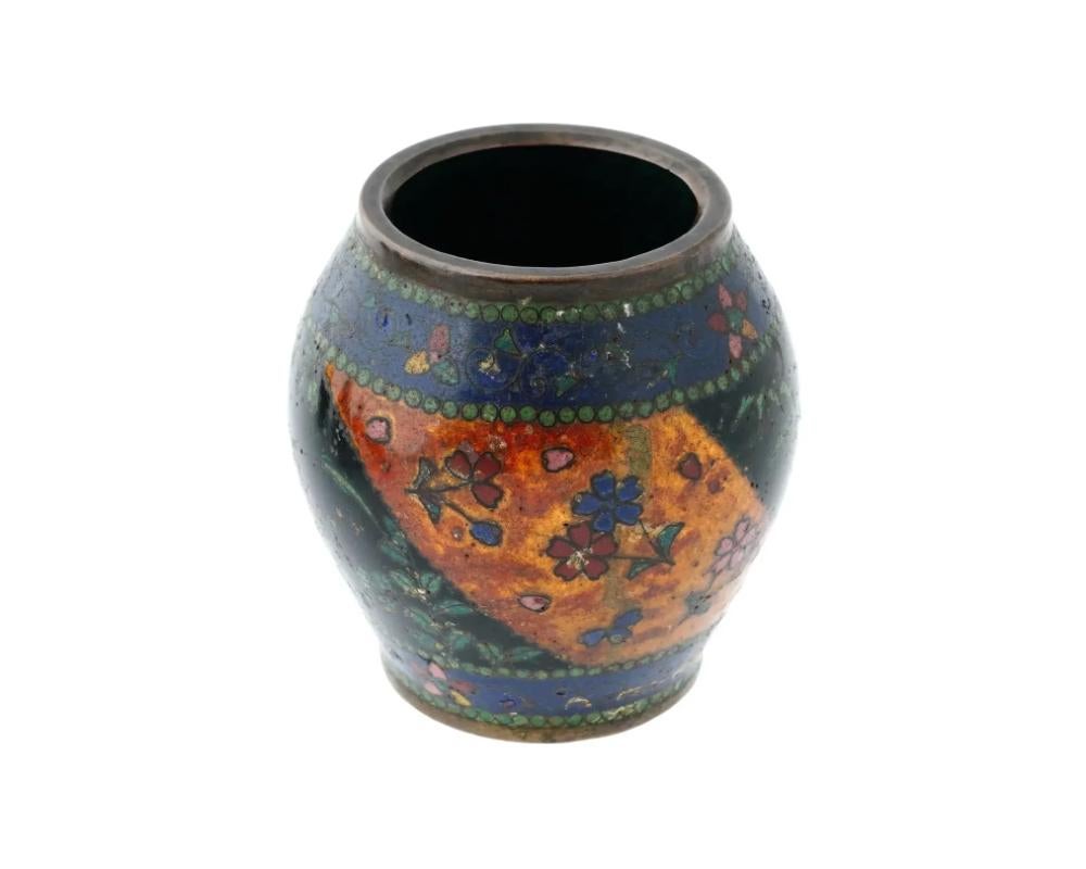 Antico vaso in smalto cloisonne giapponese dei primi anni Meiji In condizioni buone in vendita a New York, NY