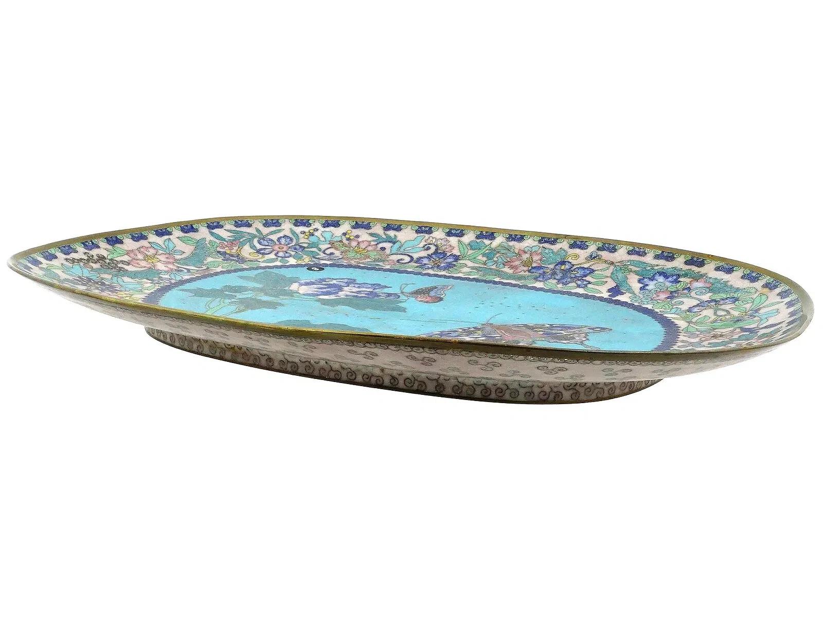 Japonais Ancienne assiette japonaise du début de l'ère Meiji en émail cloisonné blanc-bleu papillon en vente