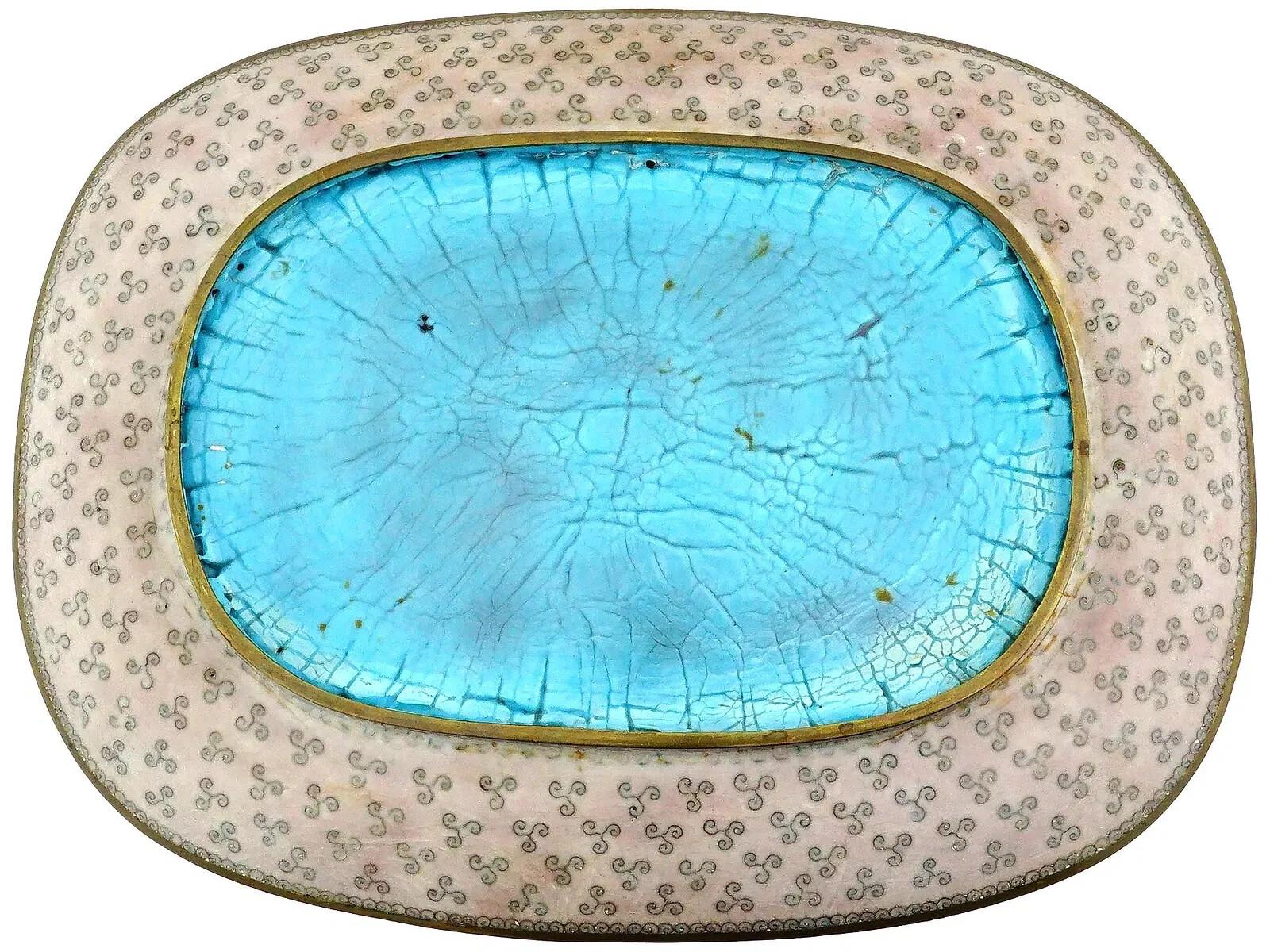 Cloisonné Ancienne assiette japonaise du début de l'ère Meiji en émail cloisonné blanc-bleu papillon en vente