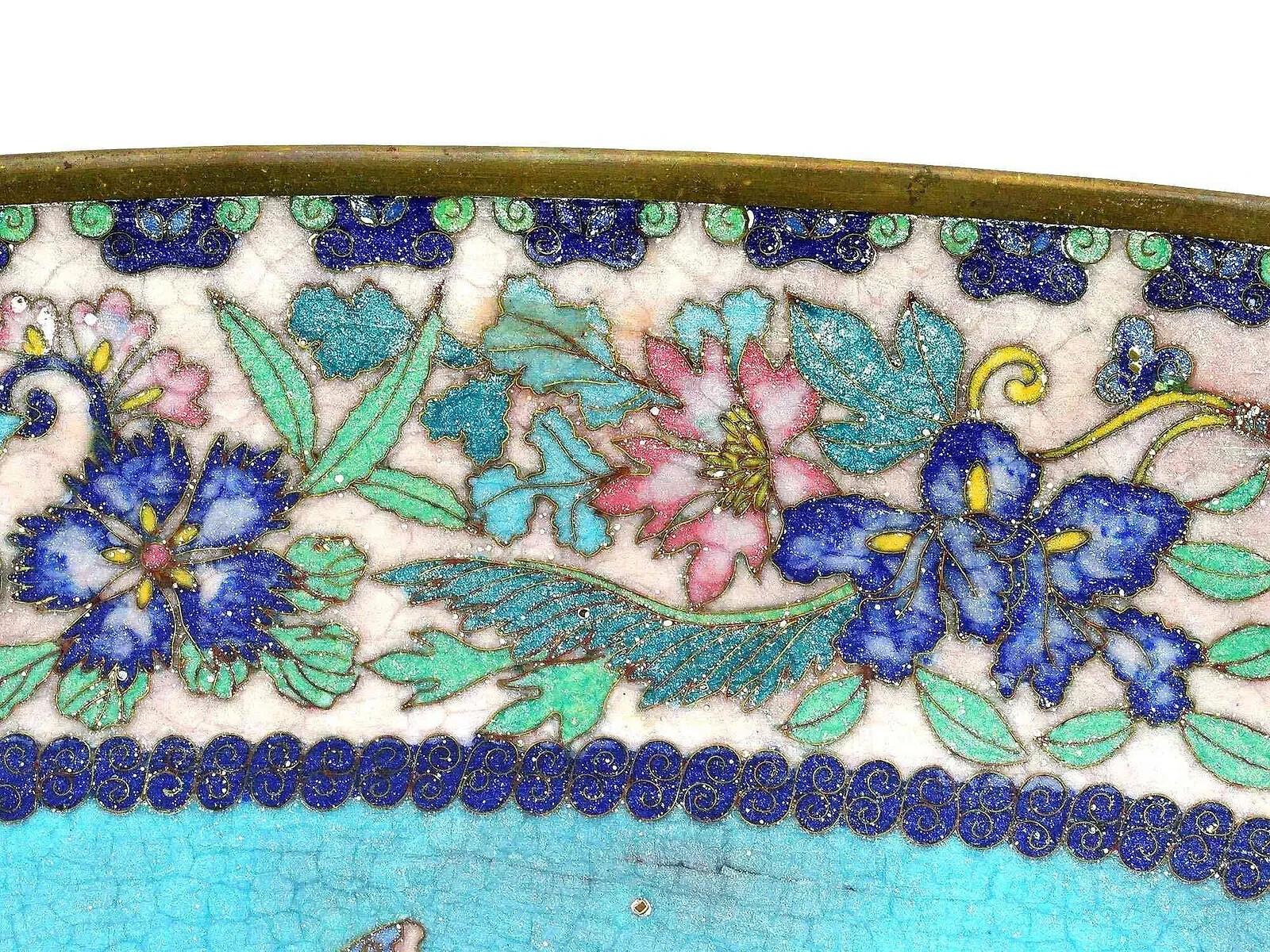 Ancienne assiette japonaise du début de l'ère Meiji en émail cloisonné blanc-bleu papillon Bon état - En vente à Queens, NY
