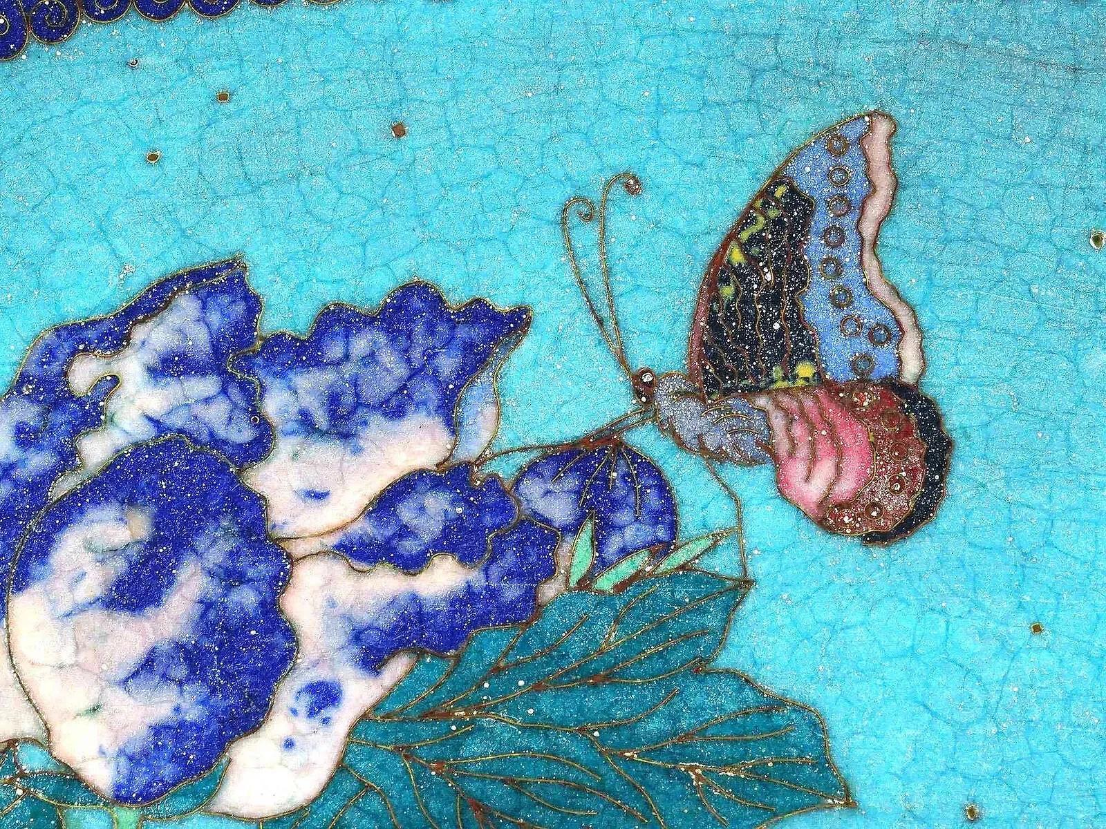 XIXe siècle Ancienne assiette japonaise du début de l'ère Meiji en émail cloisonné blanc-bleu papillon en vente