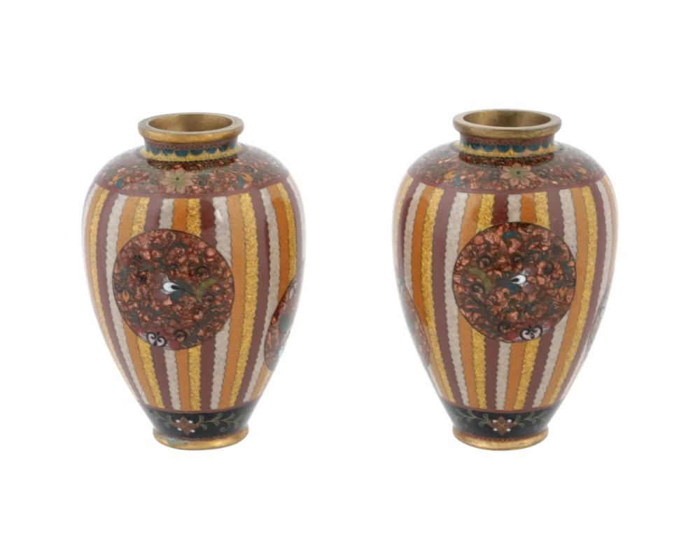 Vases anciens du début de l'ère Meiji en cloisonné d'or, pierre et émail à rayures, attribués à Honda
Paire de vases japonais anciens, du début de l'ère Meiji, en émail sur cuivre doré. L'extérieur des pièces est orné de médaillons en émail