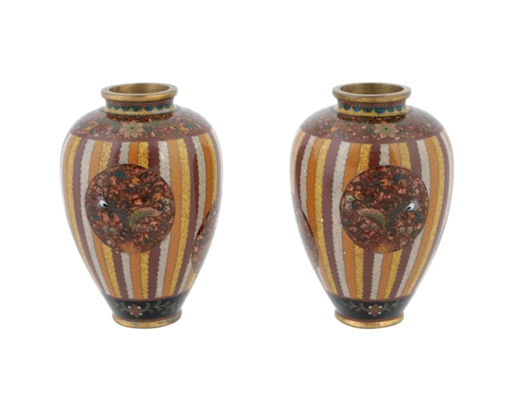 Cloisonné Vases japonais anciens à rayures en cloisonné or pierre émaillée du début de l'ère Meiji attribué en vente