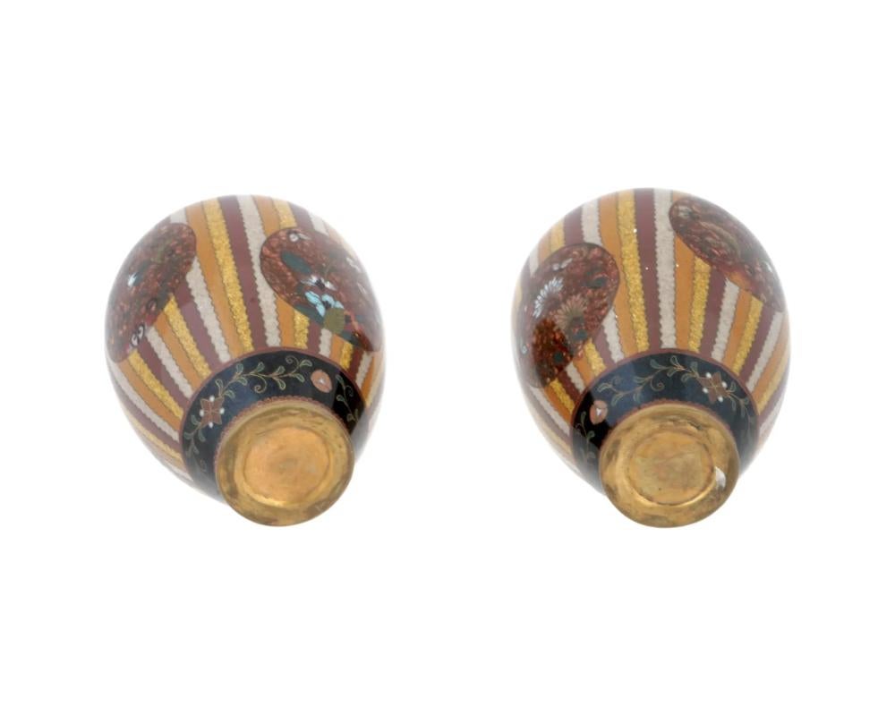 XIXe siècle Vases japonais anciens à rayures en cloisonné or pierre émaillée du début de l'ère Meiji attribué en vente
