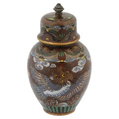 Antico vaso con coperchio a doppio drago in pietra dorata Cloisonne giapponese dei primi anni Meiji