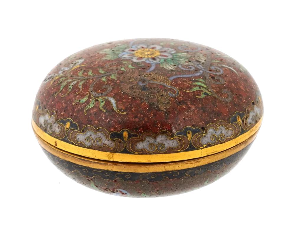 Antigua caja de baratijas japonesa de esmalte cloisonné de principios de Meiji KOGO Atribuida a Honda
Antigua caja de baratijas japonesa de cobre con diseño de esmalte cloisonné policromado.

Principios del periodo Meiji, hacia la década de 1870.