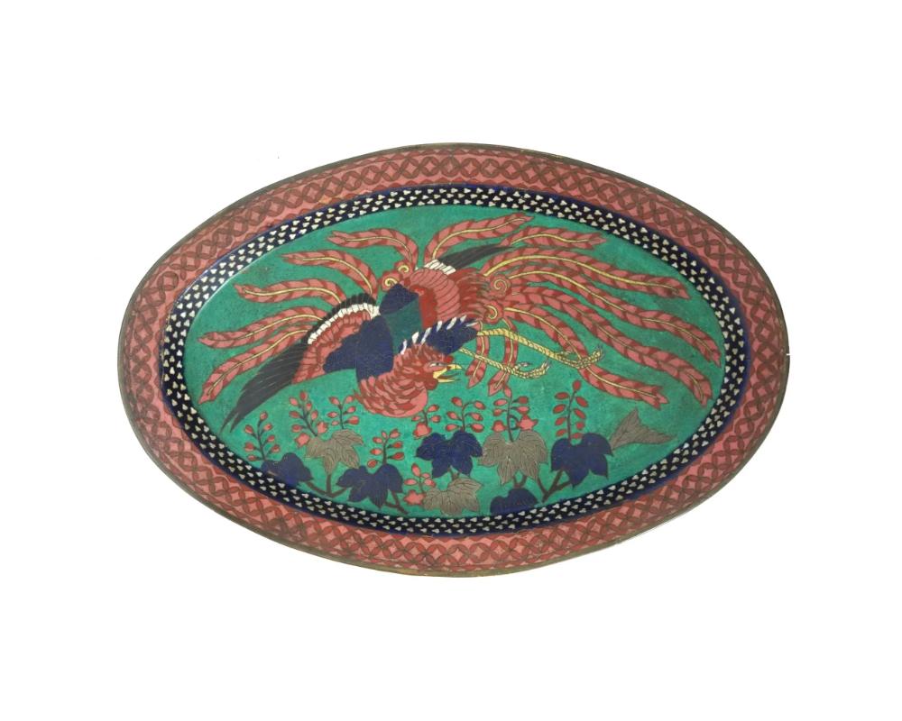 Ein antikes japanisches Kupfertablett aus der frühen Edo-Zeit. Das ovale Tablett ist mit einem polychromen Bild eines Phönix-Vogels mit Blumen und Blättern in Cloisonne-Technik emailliert. Die Ränder sind mit polychromen Wolken- und Laubmustern aus