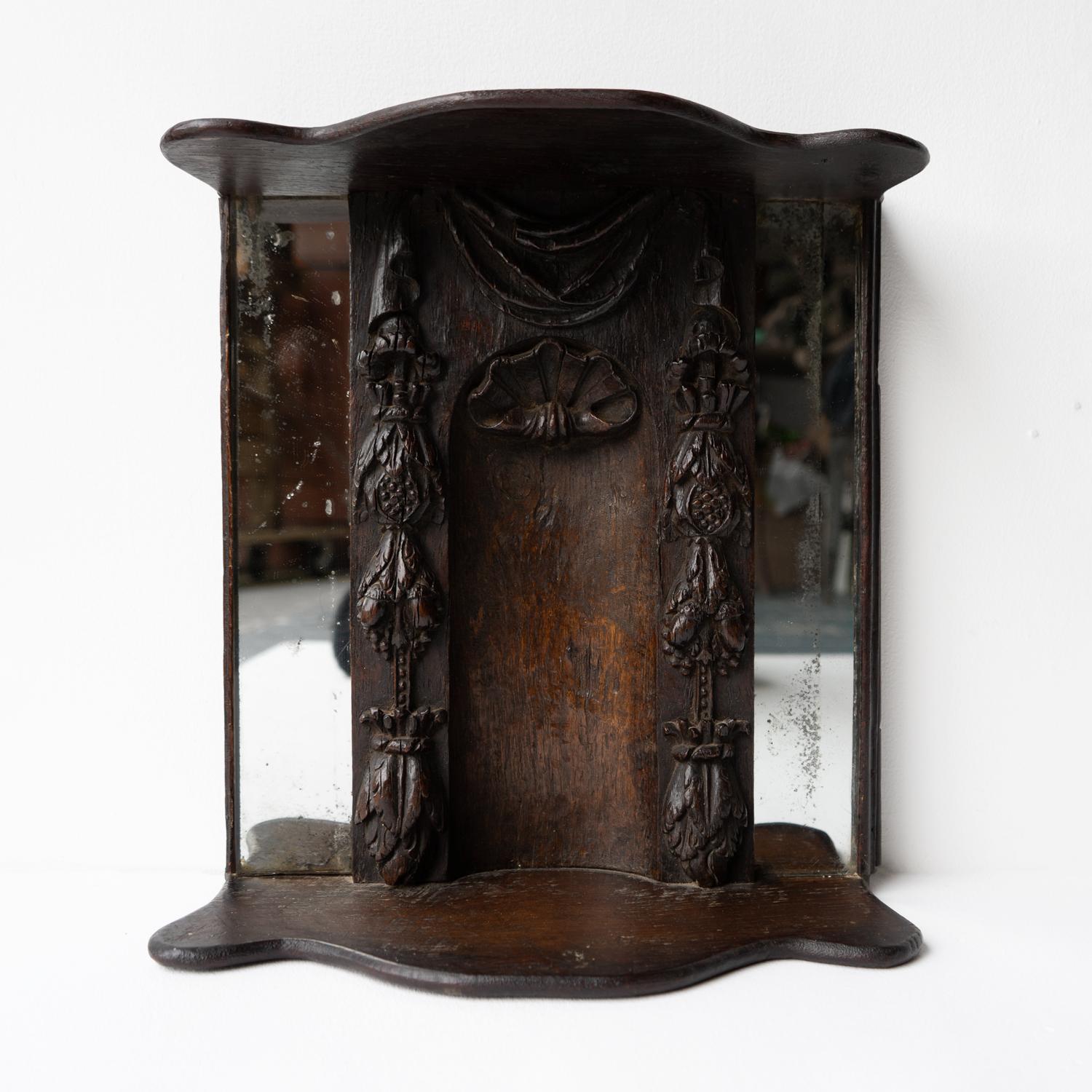 Européen Antique Niche à panneau en chêne sculpté, étagère murale à miroir, 17e siècle en vente