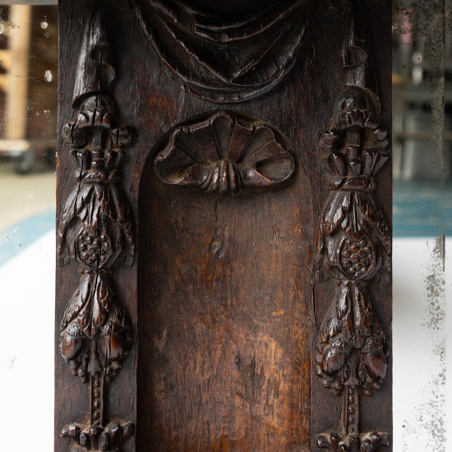 Sculpté à la main Antique Niche à panneau en chêne sculpté, étagère murale à miroir, 17e siècle en vente