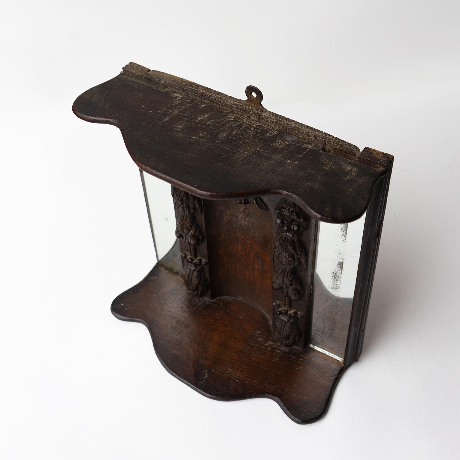 XVIIIe siècle et antérieur Antique Niche à panneau en chêne sculpté, étagère murale à miroir, 17e siècle en vente