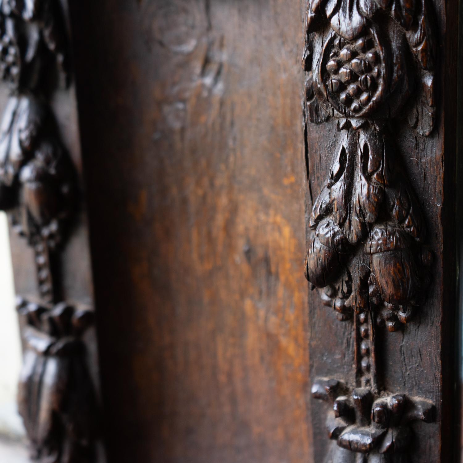 Verre Antique Niche à panneau en chêne sculpté, étagère murale à miroir, 17e siècle en vente