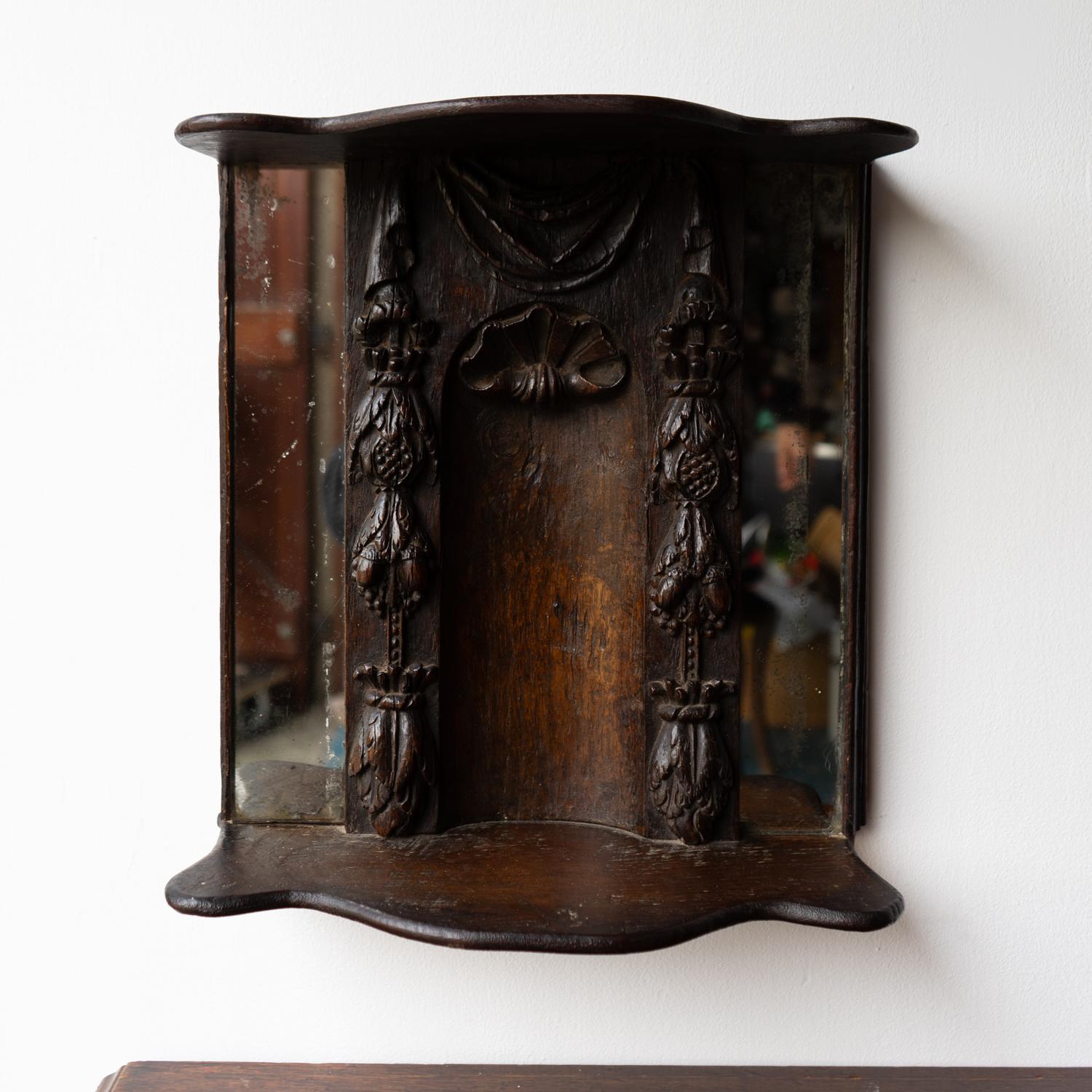 Antique Niche à panneau en chêne sculpté, étagère murale à miroir, 17e siècle en vente 1