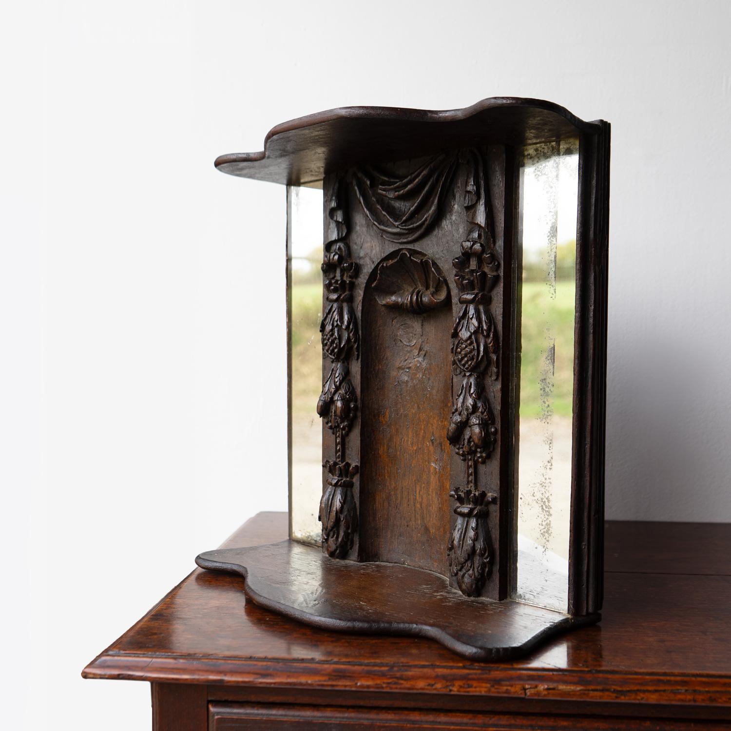 Artisanat Antique Niche à panneau en chêne sculpté, étagère murale à miroir, 17e siècle en vente
