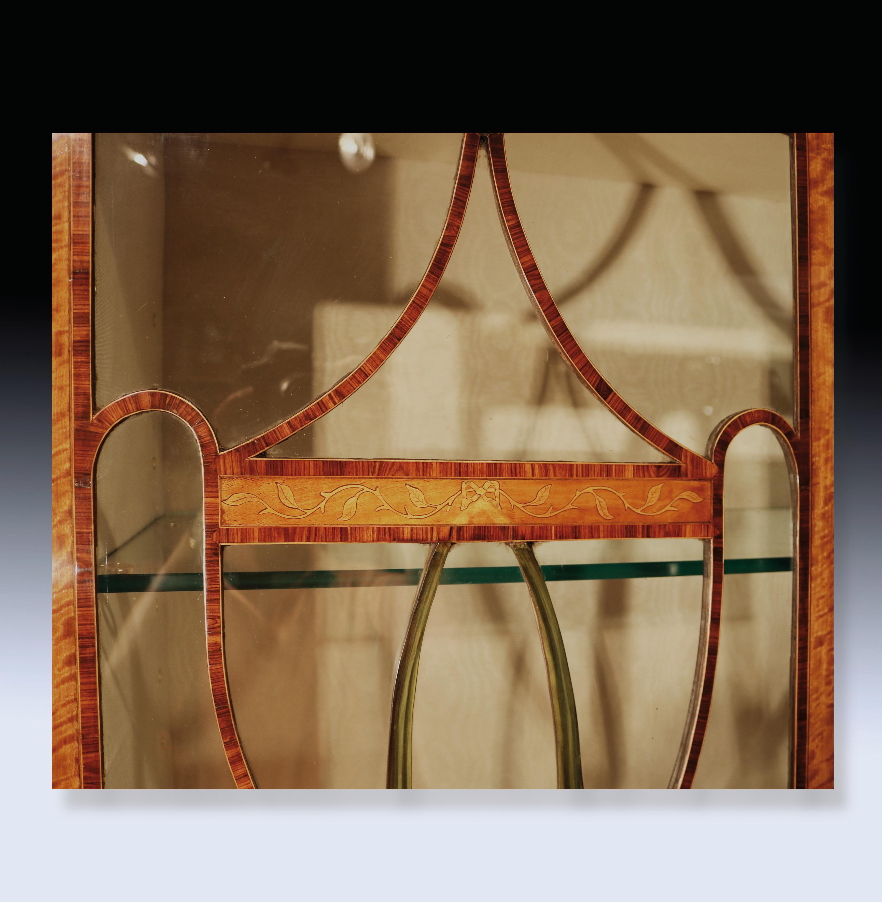 Antikes frühes Sheraton-Satinholz-Sekretär-Bücherregal (Seidenholz) im Angebot