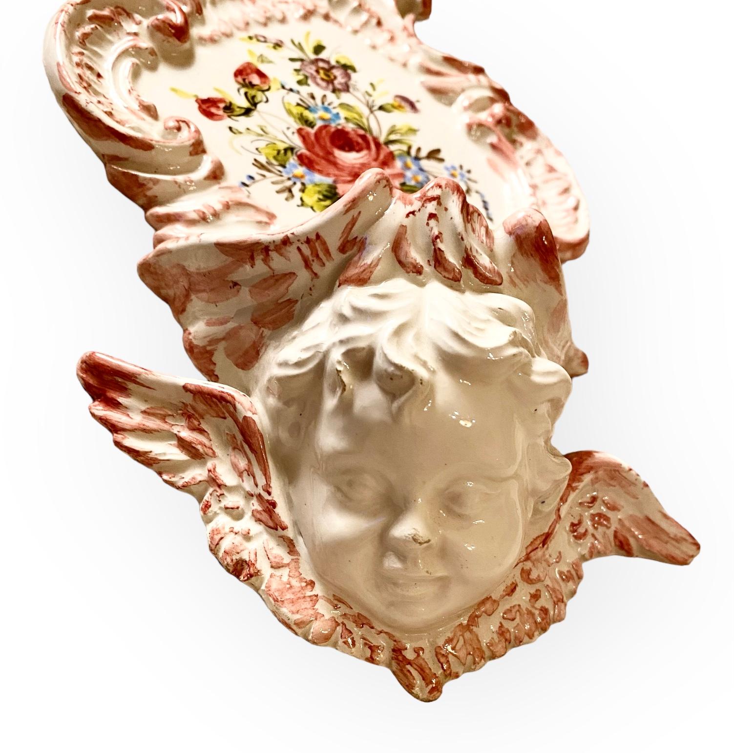Antike französische Fayence-Weihwasserfontäne aus dem frühen Twentieth Jahrhundert im Zustand „Gut“ im Angebot in New Orleans, LA