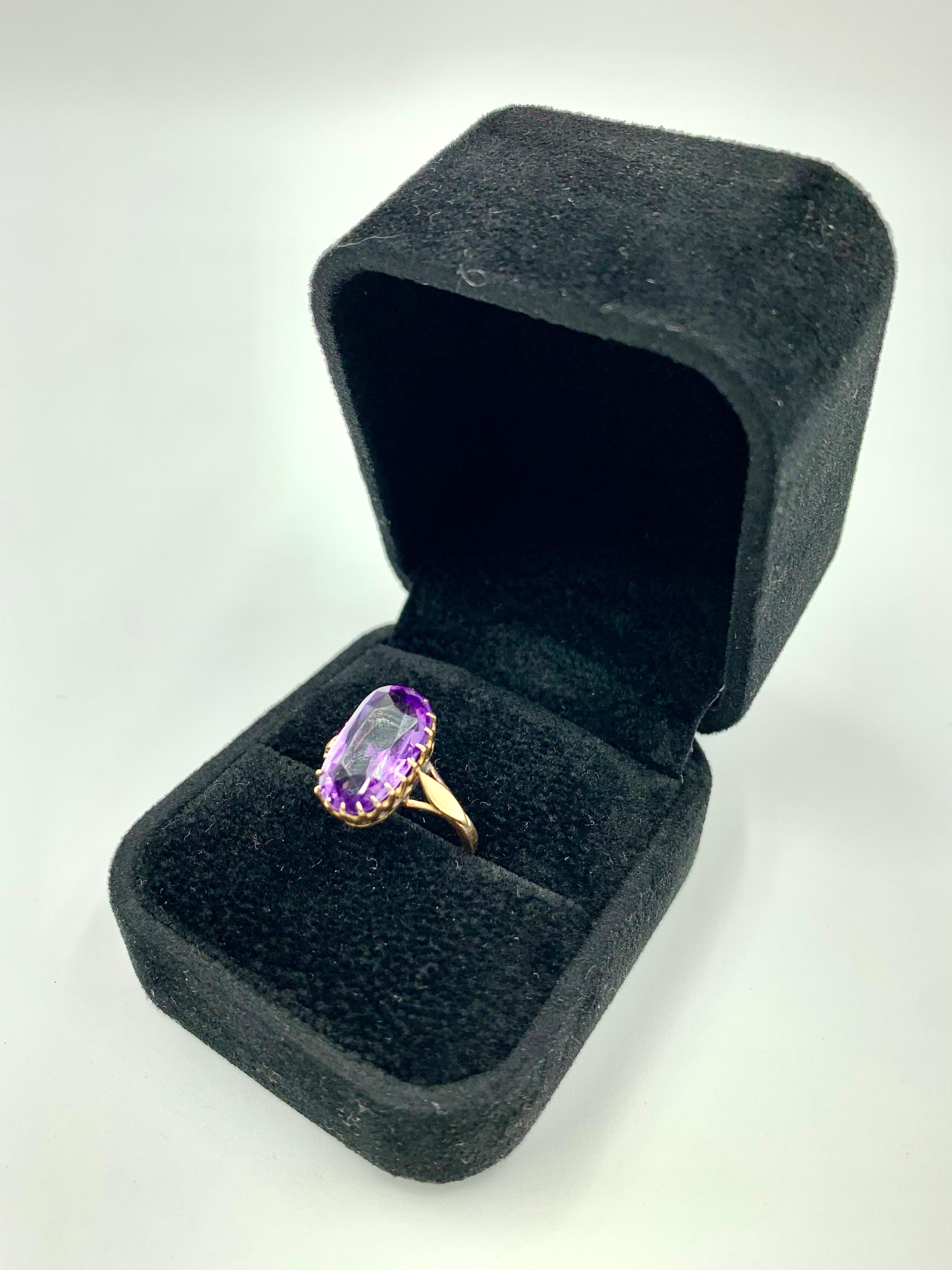 Romantic Antique Early Victorian 14 Karat Gold Yellow and Amethyst Oval Ring 19th Century
