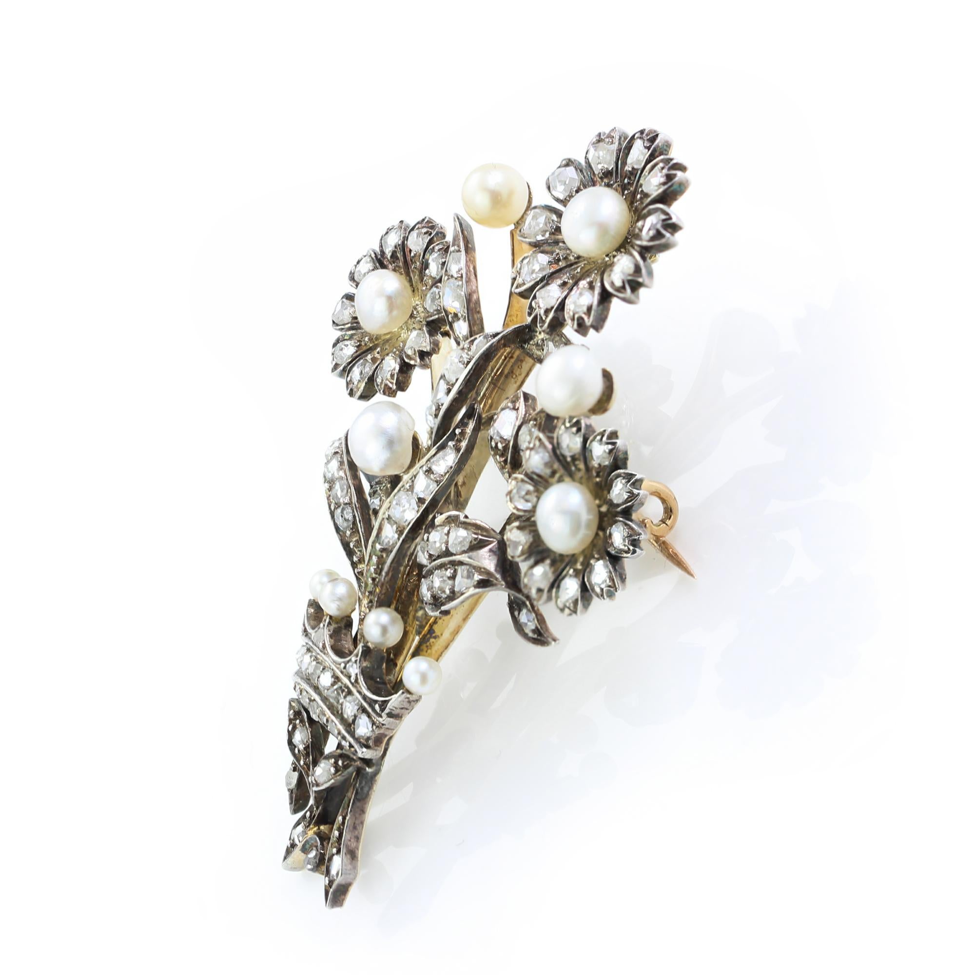 Antique Early Victorian 15kt Gold and Silver, Pearl and Diamond Brooch In Excellent Condition For Sale In Braintree, GB
