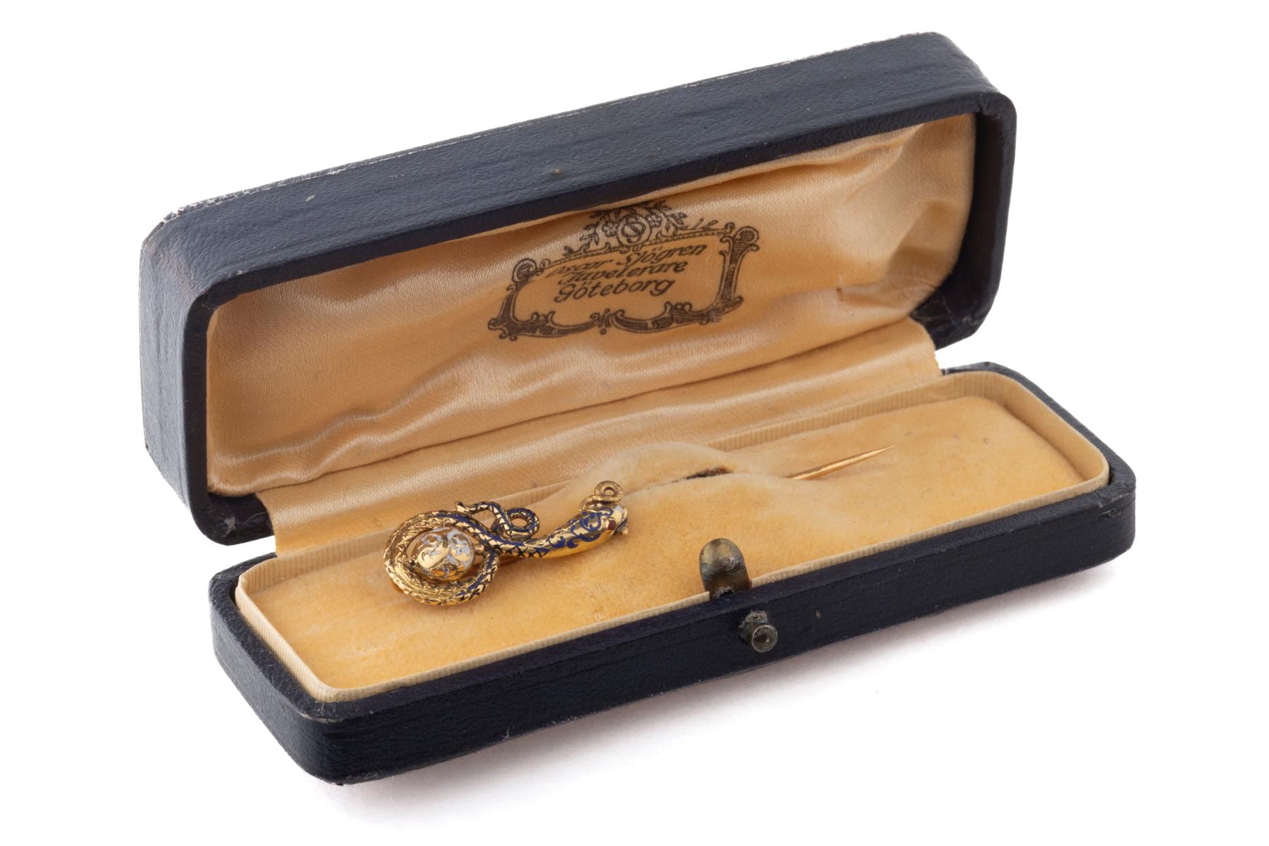 Ungewöhnliche Stickpins wie dieser sind ein Genuss. Diese frühviktorianische Schlange ist aus 18-karätigem Gold und Emaille und wird in ihrer Originalbox geliefert. Sie wurde um 1845 von Robert August Brieskorn hergestellt. Wenn sich die Schlange