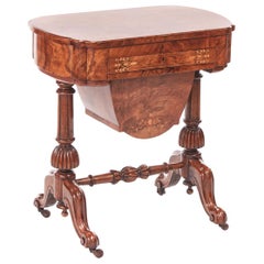 Ancienne table à écrire ou à coudre en ronce de noyer incrustée du début de l'époque victorienne du 19e siècle