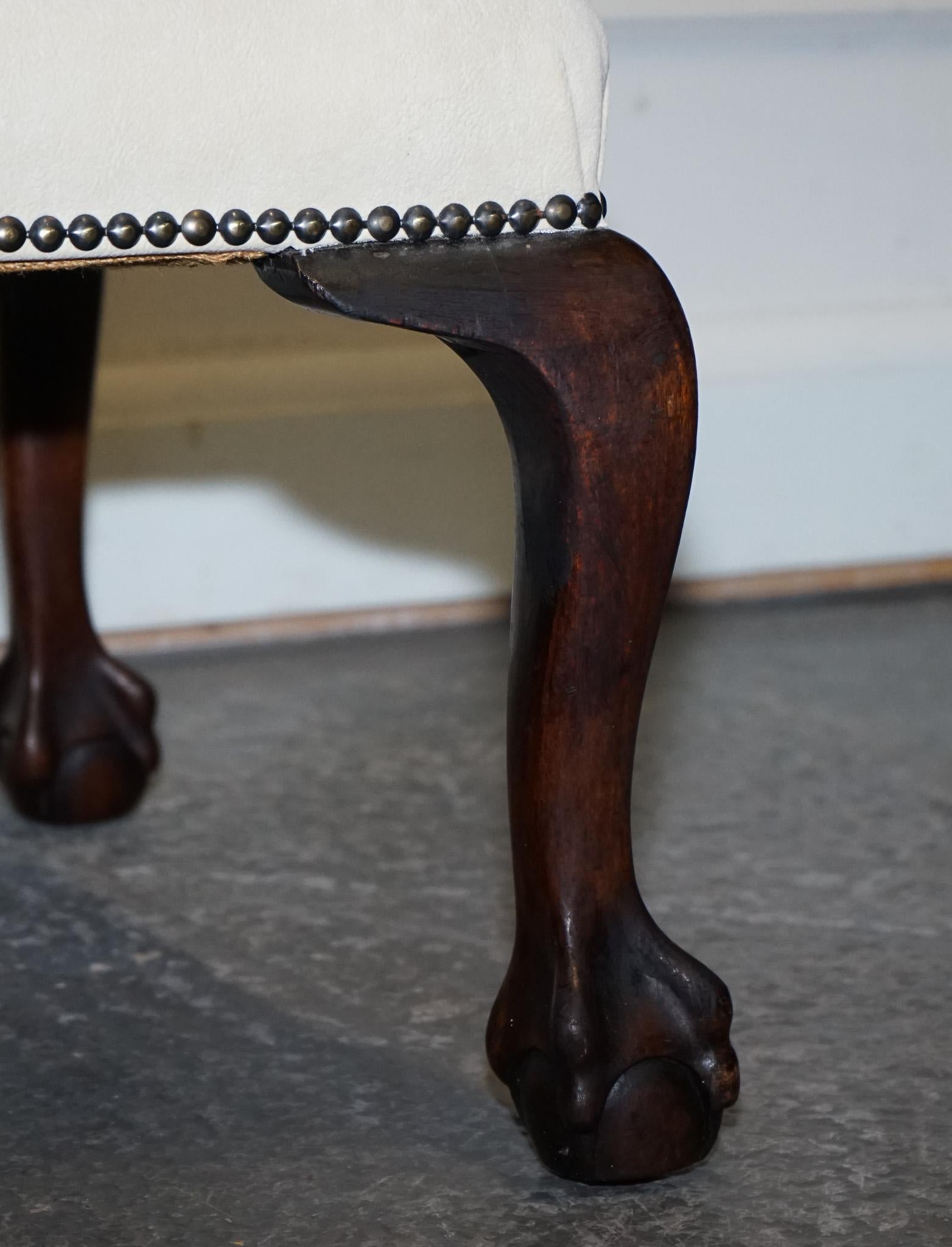 antiguo escarpín de principios de la época victoriana con pies de garra y ball con parte superior de cuero blanco en venta 3