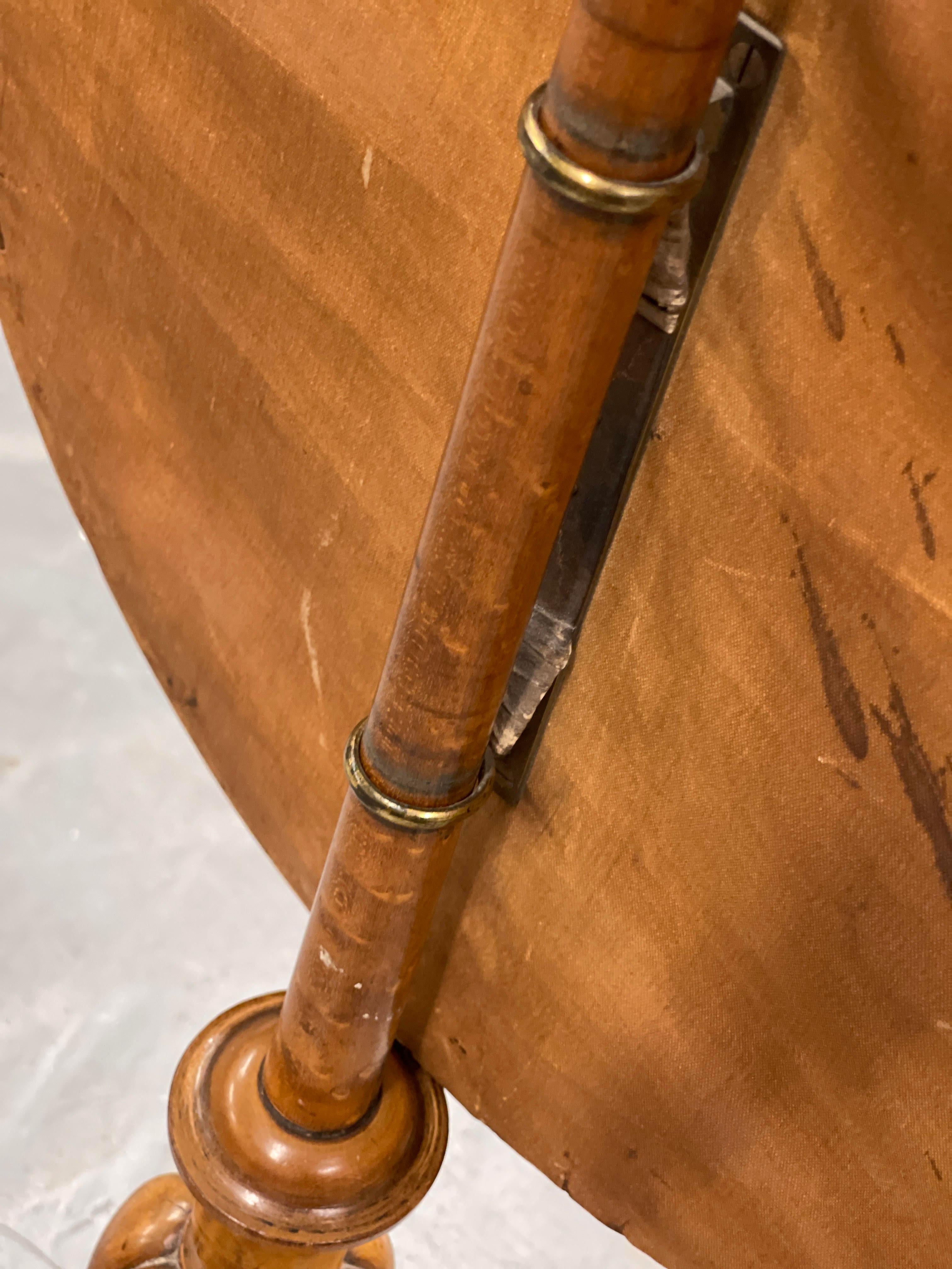 Brodé Ecran décoratif Stand Walnut Pole Screen  Travail à l'aiguille fait à la main Antiquité, début de l'époque victorienne en vente
